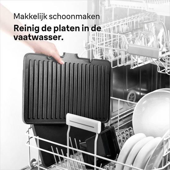 Een hand die een geribbelde grillplaat uit een vaatwasser haalt.