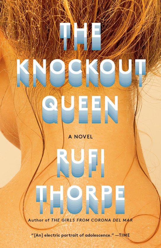 Couverture du livre "The Knockout Queen" en lettres bleues sur une nuque et des cheveux.