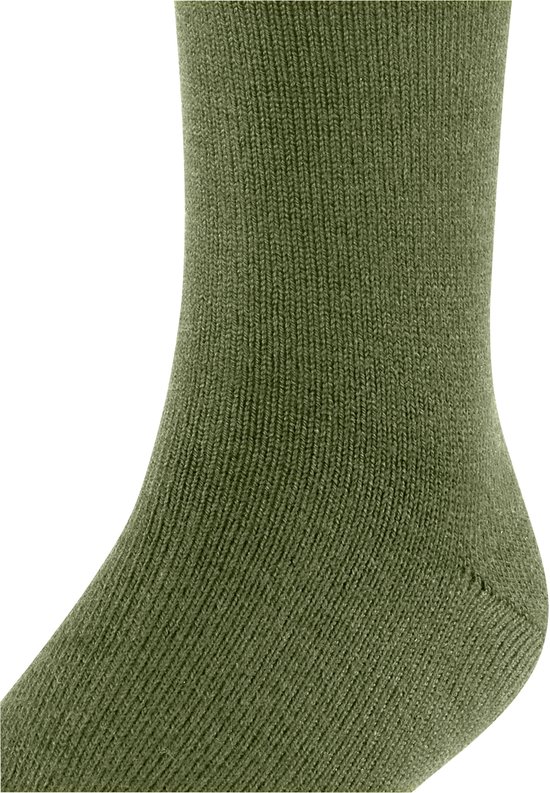 Gedetailleerde close-up van een groene Falke sok.