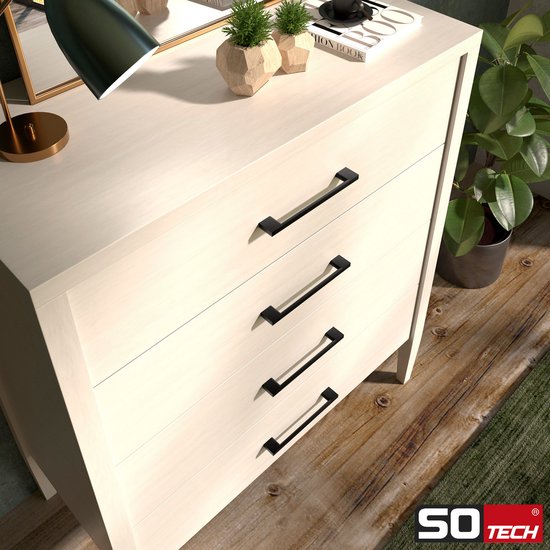 Crèmekleurige commode met vier lades, voorzien van zwarte handgrepen.