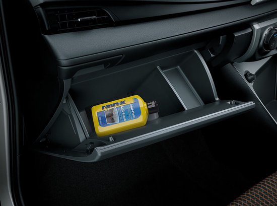 Gele fles Rain-X Anti-Pluie/Anti-Regen in een open dashboardkastje van een auto.