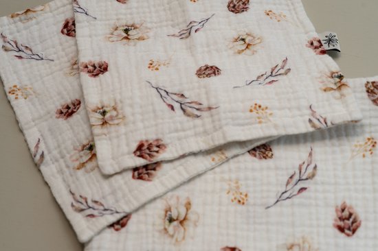 Geschenkset-baby-swaddle met 2 tutdoekjes-offwhite met print-handgemaakt- (Sweet baby Bedstraw) van Pure Home & Living — afbeelding 4