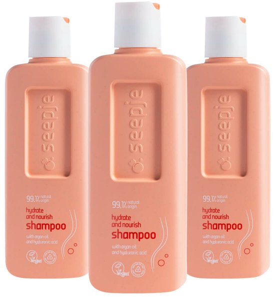 Drie perzik-kleurige flessen seipje hydrate and nourish shampoo met witte doppen, op een witte achtergrond.