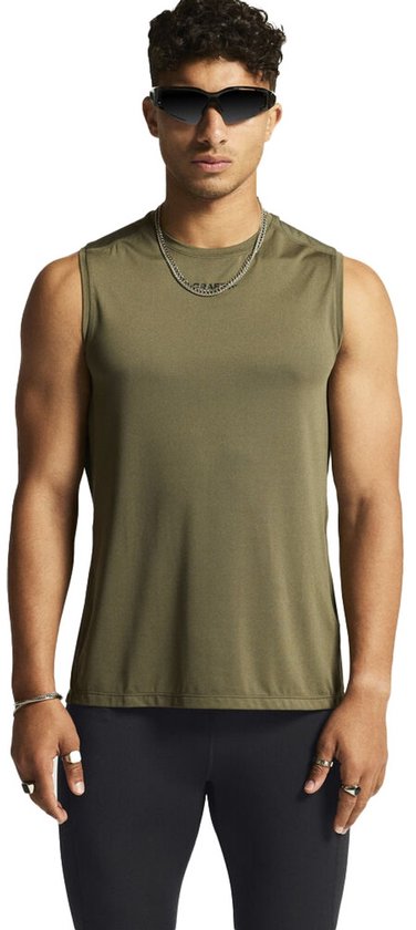 Man van voren gezien in olijfgroen mouwloos sportshirt van Craft, met zilverkleurige ketting en zonnebril.