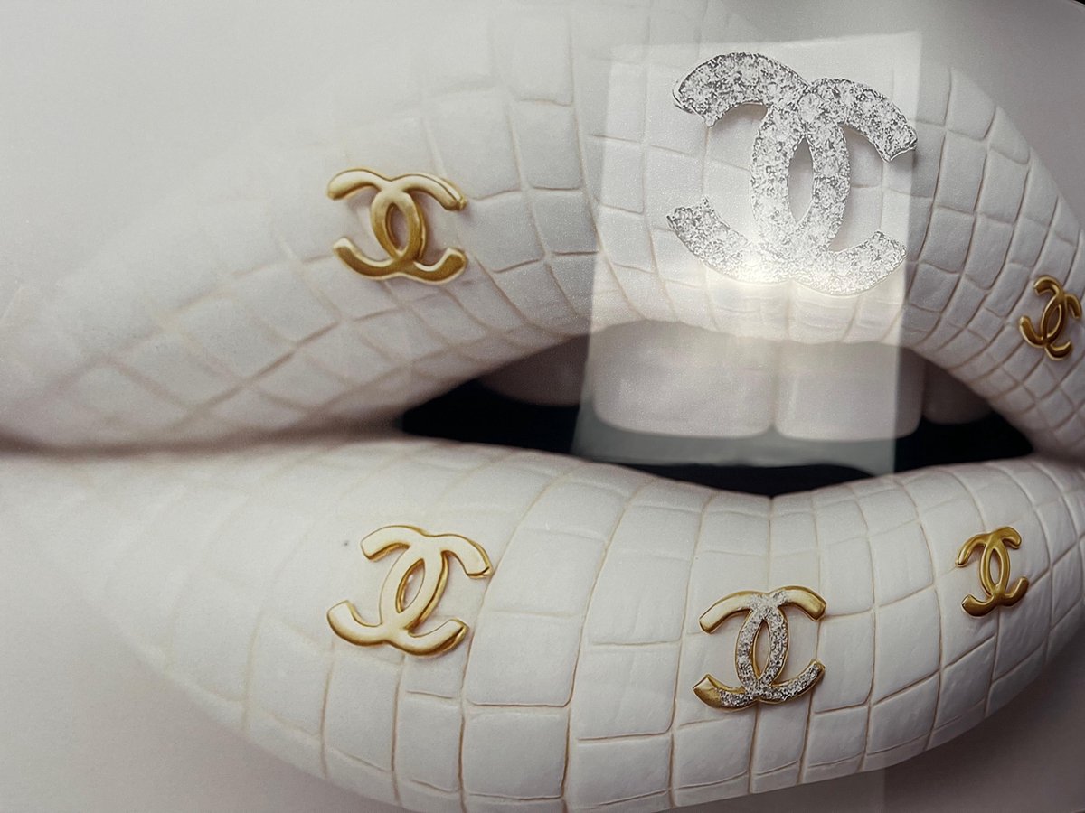White Chanel Lip schilderij op plexiglas 90x60cm