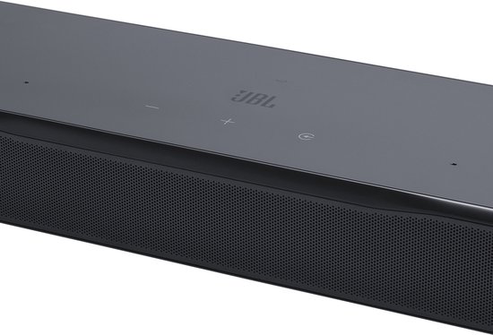 Close-up van de bovenkant van de zwarte JBL soundbar met touch-knoppen en logo.
