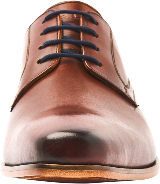 Voorzijde van een bruine leren veterschoen met donkerblauwe veters.