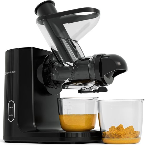 Zwarte slowjuicer met glazen pulp- en sapbekers. Eén beker bevat vers sap, de andere bevat sinaasappelresiduen.
