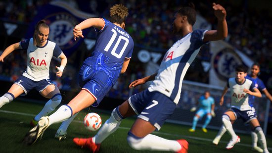 Footballspelers in actie, met een speler met nummer 10 op blauw shirt dat "James" draagt.