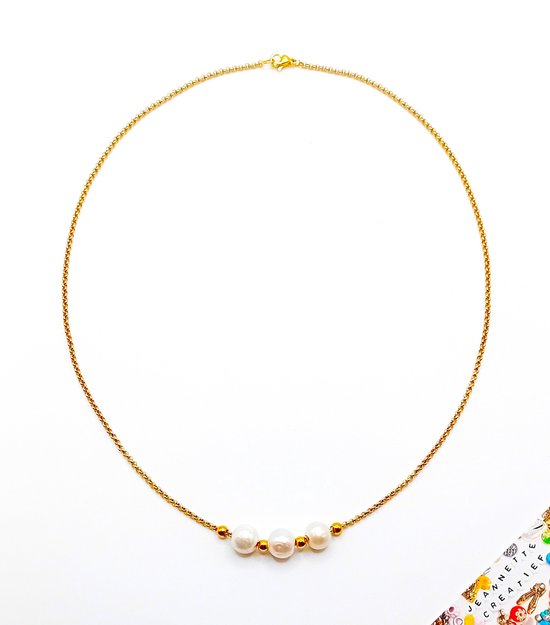 Gouden jasseron ketting met drie zoetwaterparels en kleine gouden kraaltjes ertussen.