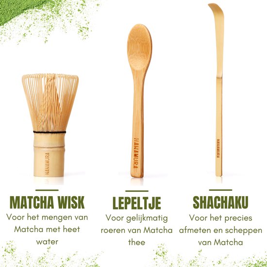 Een matcha wisk, lepel en shachaku van bamboe, op een witte achtergrond met matcha poeder.