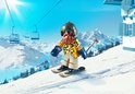 Playmobil skiër met baard, skibril, gele jas met luipaardprint, beige broek en blauwe wanten, op ski's in sneeuwlandschap met skilift.