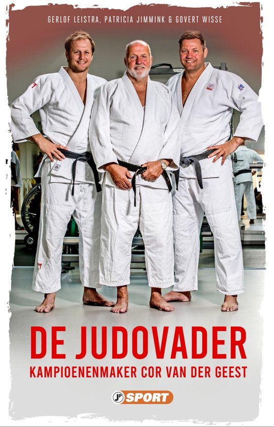Drie mannen in judopak, met zwarte banden. Rechts staat Cor van der Geest, met zijn zoons Gerlof en Govert. Tekst: DE JUDOVADER