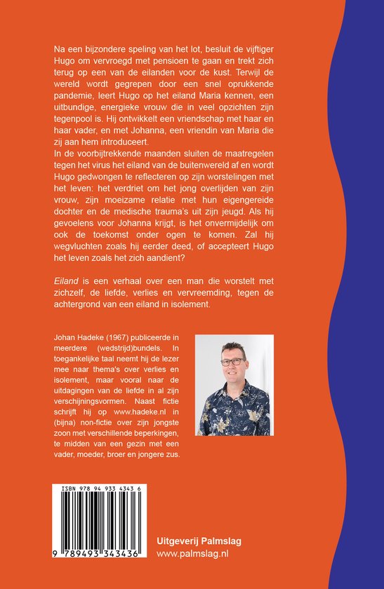 Johan hadeke, schrijver, met bril en blauwe polo, glimlacht. Achtergrond effen.