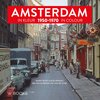 Boekomslag met de titel 'AMSTERDAM IN KLEUR 1950-1970 IN COLOUR'. Straatscène met auto's, winkels en mensen.