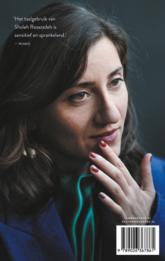 Portret van een vrouw met donkerbruin haar, ze draagt een blauwe jas en een groene sjaal. Rood gelakte nagels.