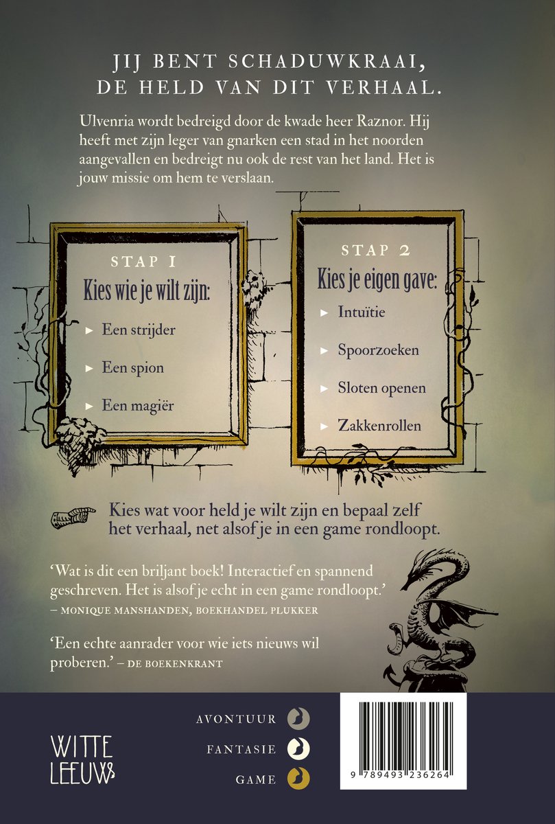 Achterkant van een boek met tekst over de game 'Schaduwkraai' en de avonturen die erin te beleven zijn. Een illustratie van een draak met een schild.