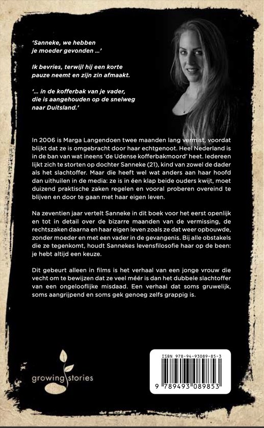 Close-up van een lachende vrouw met donker haar, die recht in de camera kijkt. Ze draagt een donkere jurk. De tekst op de omslag is "Sanneke, we hebben je moeder gevonden..."