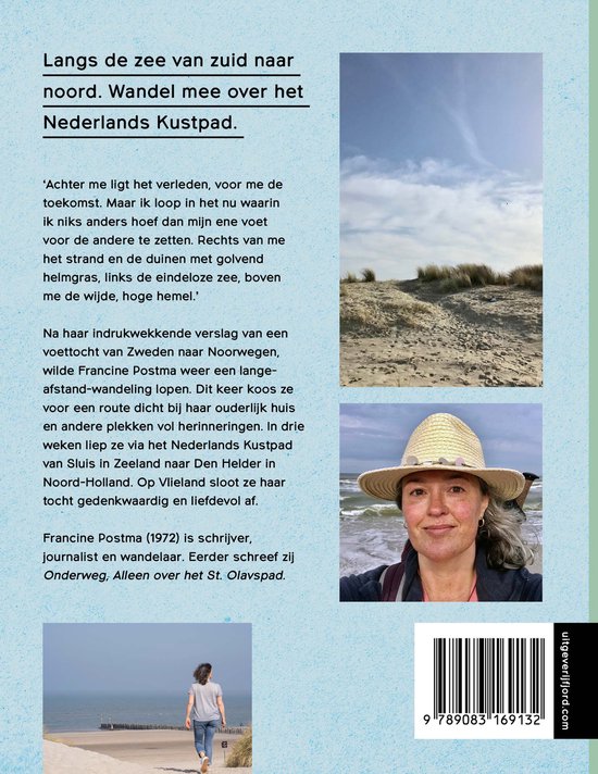 Vrouw met strooien hoed in de duinen, zittend naast het water. Strand met helmgras en wandelpad.