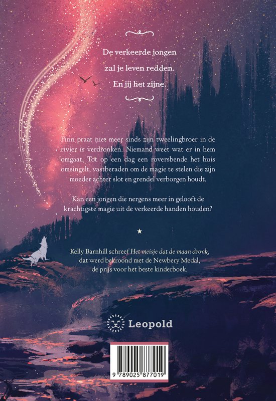 Achterkant boek 'Heksenjongen' van Kelly Barnhill. Tekst en illustratie van een wolf die huilt bij volle maan.