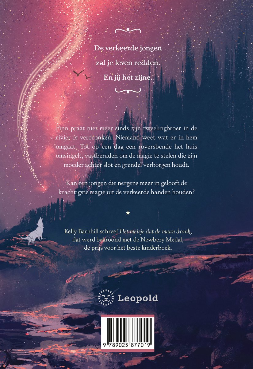 Achterkant boek 'Heksenjongen' van Kelly Barnhill. Tekst en illustratie van een wolf die huilt bij volle maan.