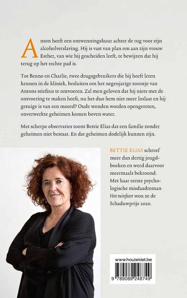 Boek "Bloedbanden" met op de achterkant een foto van schrijfster Bettie Elias.