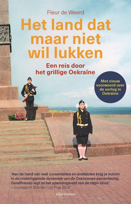 Boek "Het land dat maar niet wil lukken" met twee militairen op de trappen voor een monument.