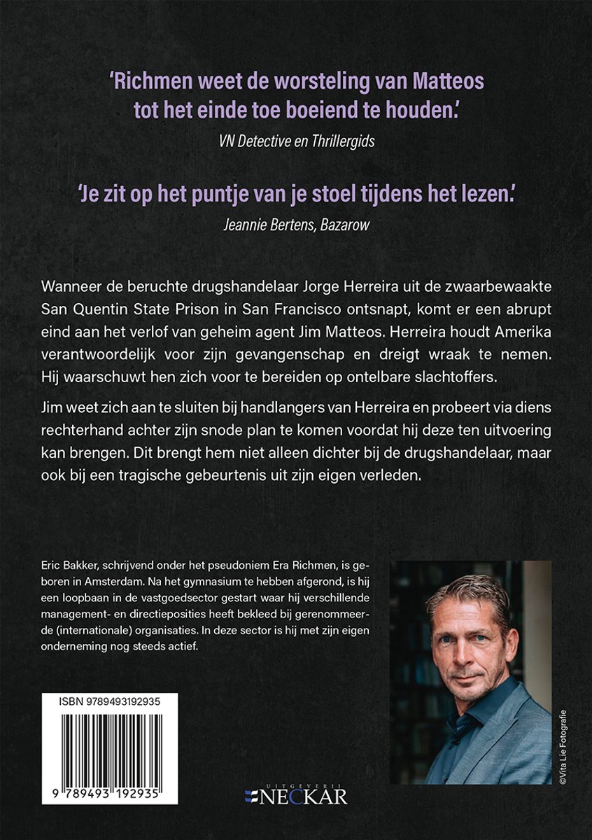 Achterkant boek met foto van man, tekst en barcode
