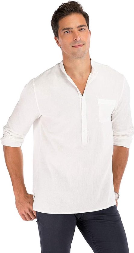 Man met lange mouwen, wit linnen shirt met opstaande kraag, knoopsluiting en borstzakje.