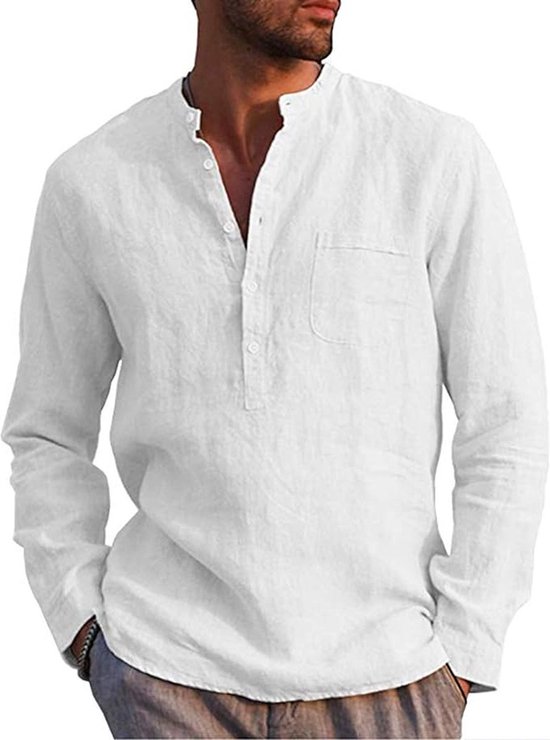 Man met lange mouwen, wit linnen shirt met opstaande kraag, knoopsluiting en borstzakje.