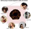 Satijnen slaapmuts in bruine tinten, omringd door cirkels met vrouwen in verschillende situaties: ochtend routine, koken, slapen, schoonmaken, make-up en wassen.