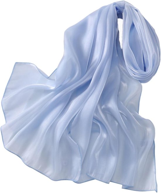 Écharpe bleu clair et brillante avec finition satinée, drapée.