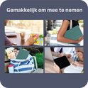 Vier afbeeldingen van een groene iPad-hoes in gebruik, inclusief met een tablet, op een bureau, en in een tas met bloemen.