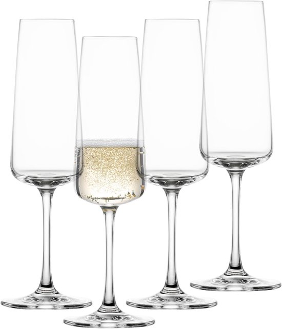 Quatre flûtes à champagne, dont une remplie de champagne et de bulles.