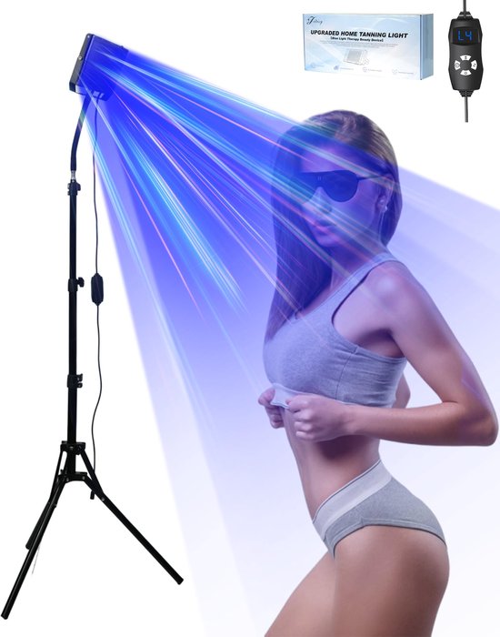 Vrouw met bruiningslamp op statief die blauw licht uitstraalt.