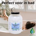 Een pot Epsom zout bij een bad, waar een vrouw in ligt. Perfect voor in bad.