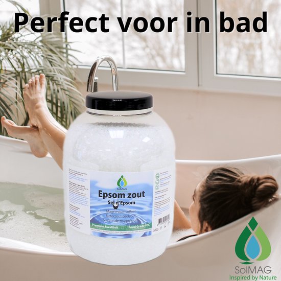 Een pot Epsom zout bij een bad, waar een vrouw in ligt. Perfect voor in bad.