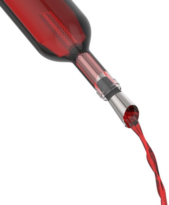 Rode wijn wordt uit een fles gegoten via een zilverkleurige wijnschenker met filter.