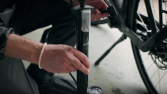 Voltano Hogedruk Fietspomp - Zwart - Manometer - Past Op Alle Ventielen - Met Opzetstukken - Dubbele Pompkop - Hollands Ventiel, Frans Ventiel, Autoventiel