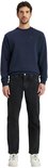 Man met donkerblauwe sweater, staand.