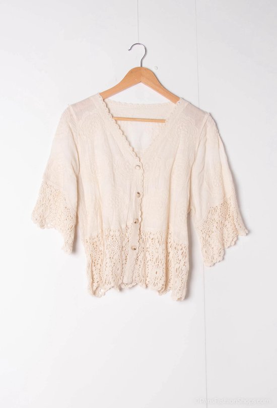 Veste crème à col en V, boutons et détails en dentelle sur les manches et l'ourlet.