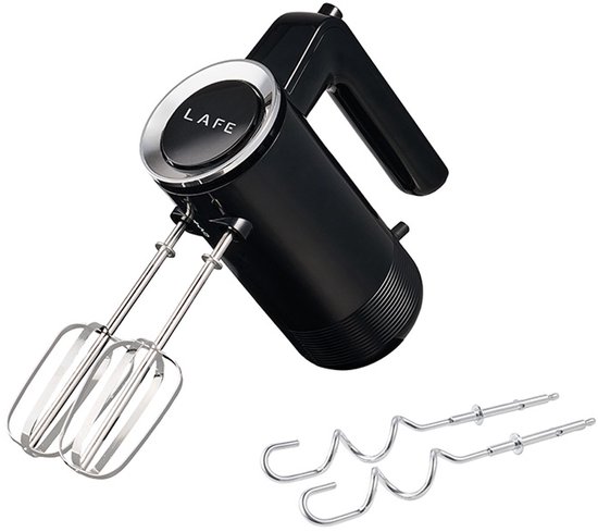 Zwarte Lafe handmixer met chromen accenten, gemonteerde gardes en deegkneder-accessoires ernaast.