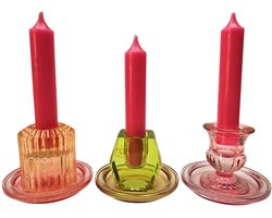 set van 3 glazen kandelaren in verschillende vormen en diverse kleuren met bijpassende kaarsen Pia