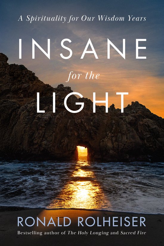 Boekcover met de titel 'Insane for the Light' van Ronald Rolheiser. Zonsondergang bij rotsformatie in zee.