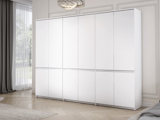 Witte kledingkast met veel deuren, in een slaapkamer.