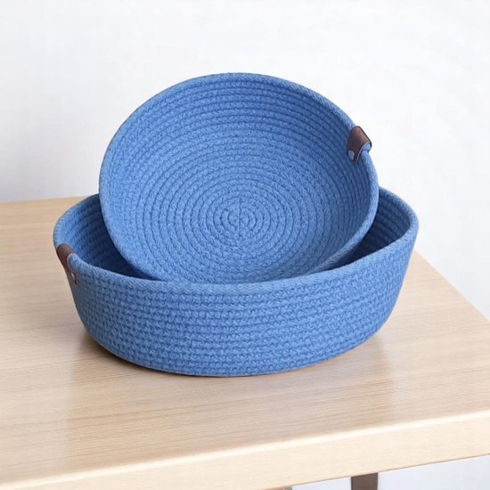 Twee antiekblauwe manden van gevlochten gerecycled katoen, één in de andere.