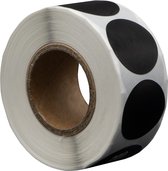 Rol met zwarte, ronde etiketten van 20mm. Schuine hoek.