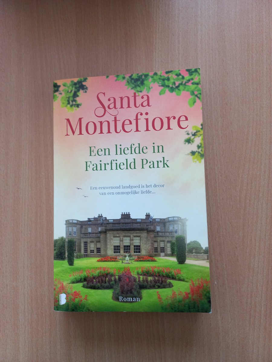 Boekcover met roze en groene kleuren, een landhuis en bloemen. Titel: "Een liefde in Fairfield Park", Santa Montefiore.