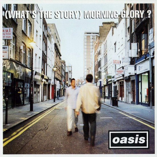Albumhoes (What's the Story) Morning Glory? van Oasis, met twee mannen lopend op een straat in Londen. Oasis logo onderaan.