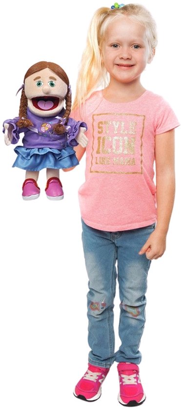 Meisje met blond haar en roze shirt dat poppenkastpop Amy vasthoudt.